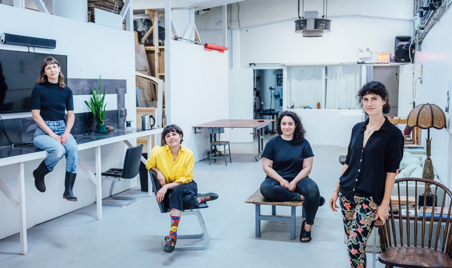 Alexia Laferté Coutu, Maude Arès, Carolyne Scenna et Marie-Syrine Daigneault font partie de la colonie des ateliers Port-Royal, au nord de Chabanel. Leur espace empreint de vie se fonde sur l’amitié et les collaborations.